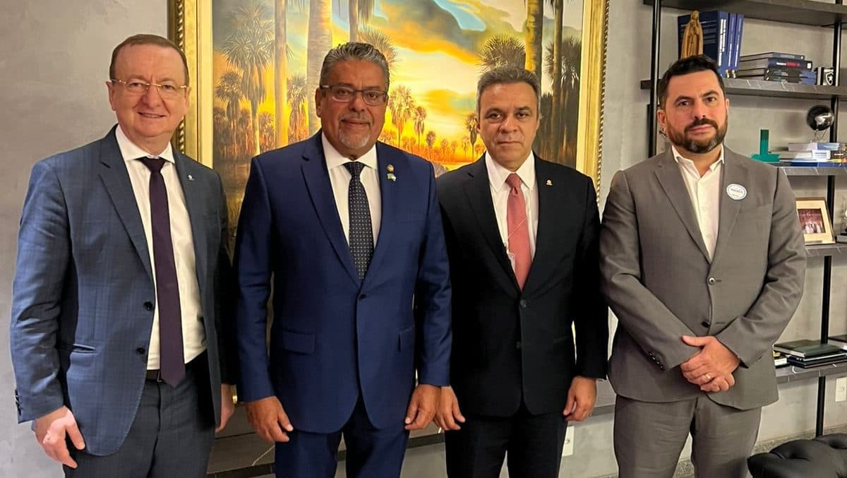 Atricon entrega convite do IV Congresso Ambiental dos Tribunais de Contas ao senador Dr. Hiran